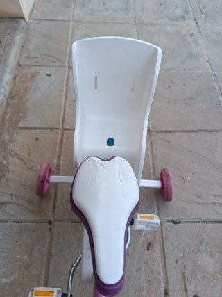 Bicicleta infantil rosa con ruedines