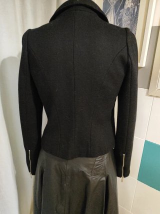 Blazer negro con cremalleras