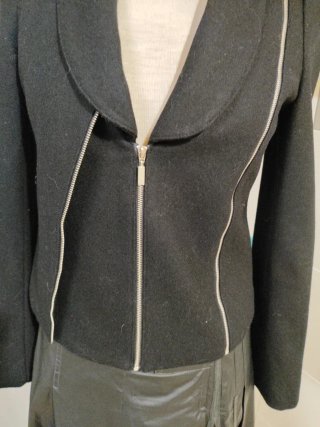 Blazer negro con cremalleras