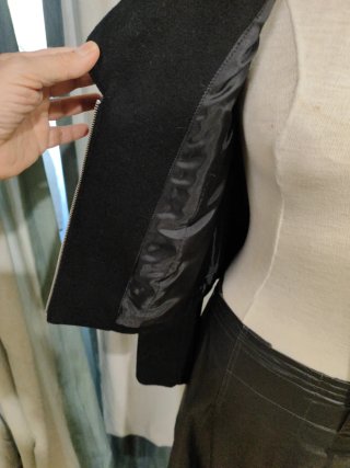 Blazer negro con cremalleras