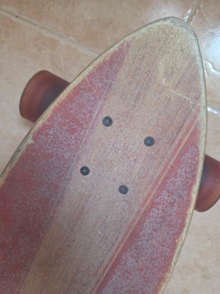 Skate de madera con ruedas rojas