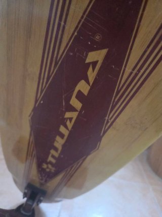 Skate de madera con ruedas rojas