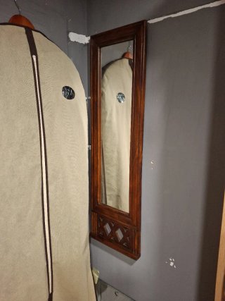 Espejo de madera con marco decorativo