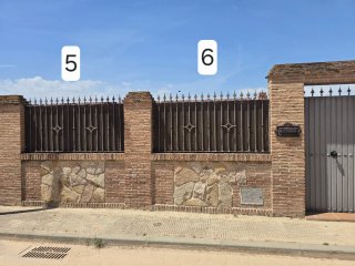 Puerta corredera, peatonal y 7 rejas