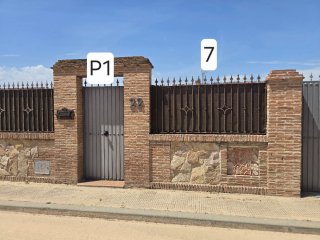 Puerta corredera, peatonal y 7 rejas