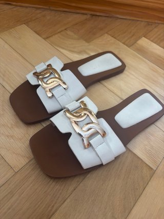 Sandalias blancas con detalle dorado