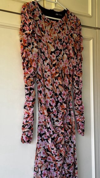 Vestido invitada midi gasa flores Zara