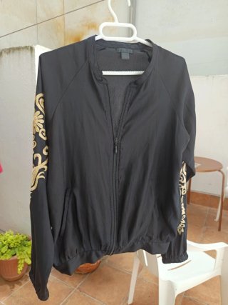 Chaqueta bomber negra con bordado dorado