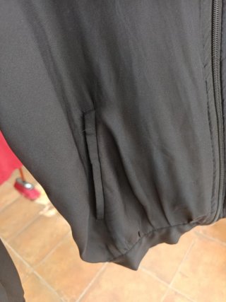 Chaqueta bomber negra con bordado dorado