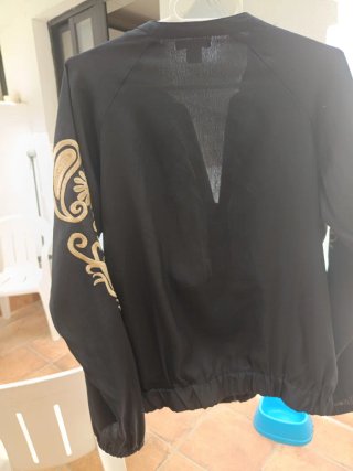 Chaqueta bomber negra con bordado dorado