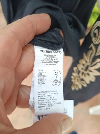 Chaqueta bomber negra con bordado dorado