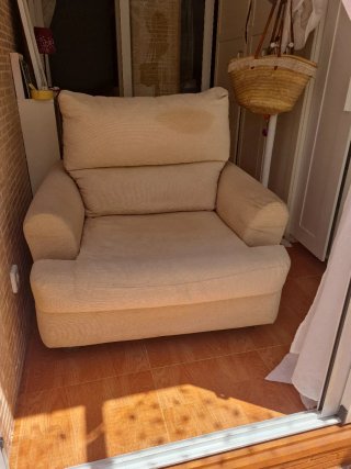 Due poltrone beige