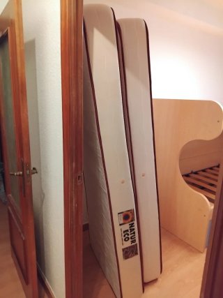 Litera de madera rubusta con dos cajones amplios.