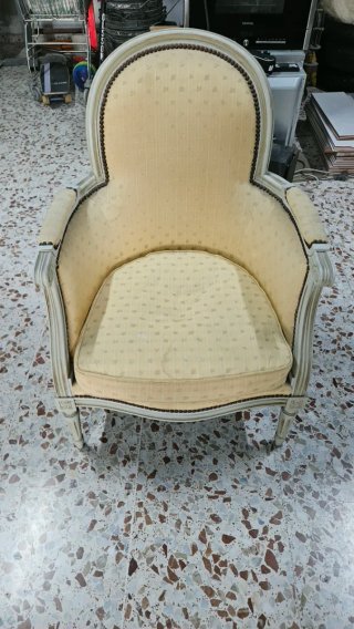 Sillón antiguo tapizado tela y madera