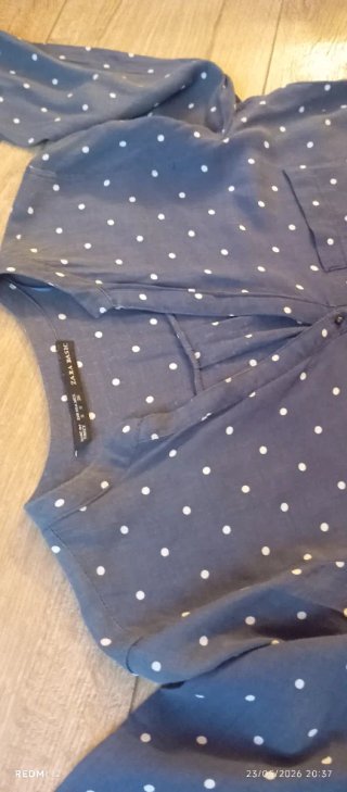 Camisa azul con lunares blancos