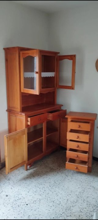 Vitrina y cajonera de madera