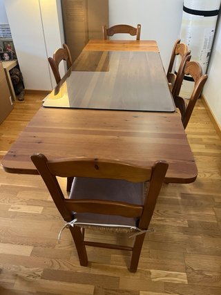 Mesa extensible madera maciza y 6 sillas.