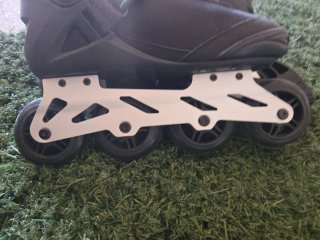 Patines en línea negros y azules