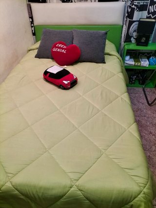 Cama individual con colchón y almohadas