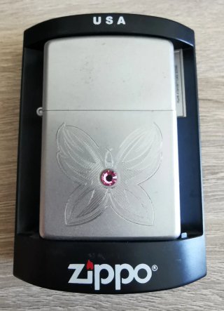 Zippo Origin. Farfalla Incisa Cristallo Rosa 2008