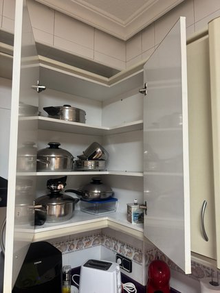 Muebles Cocina Beige y Encimera morada