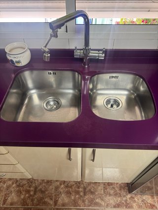 Muebles Cocina Beige y Encimera morada