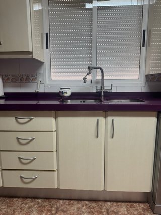 Muebles Cocina Beige y Encimera morada