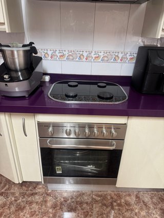 Muebles Cocina Beige y Encimera morada