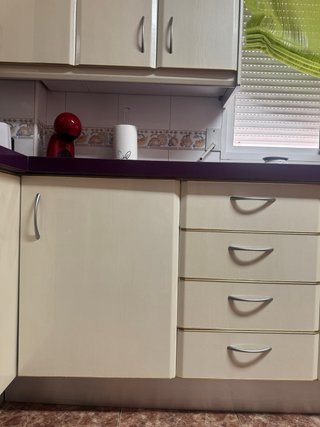 Muebles Cocina Beige y Encimera morada