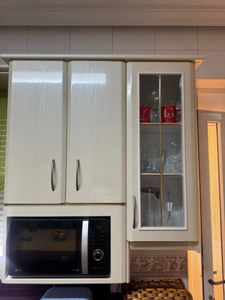 Muebles Cocina Beige y Encimera morada