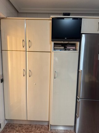 Muebles Cocina Beige y Encimera morada