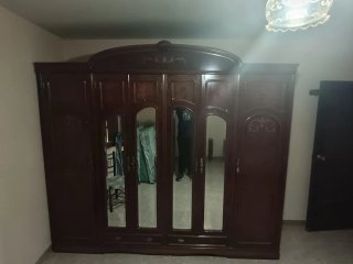 Armario de madera con espejos