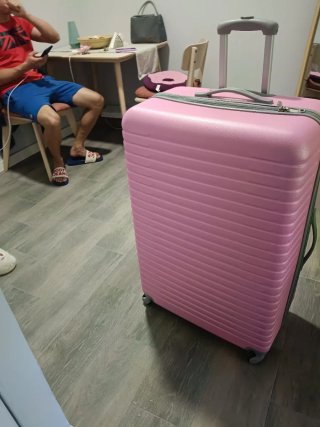 Maleta de viaje rosa grande.