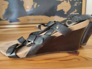 Sandalias de cuña negras