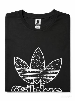 Camiseta Negra con Diseño Exclusivo – Nueva