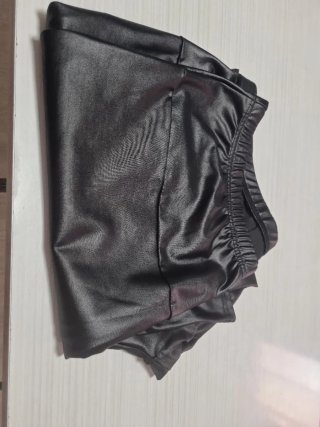 Pantalones efecto piel negros