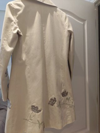 Abrigo beige con bordados florales grises