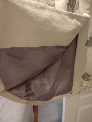 Abrigo beige con bordados florales grises