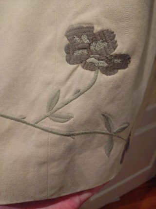 Abrigo beige con bordados florales grises