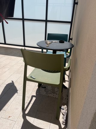 Sedia da esterno in plastica verde