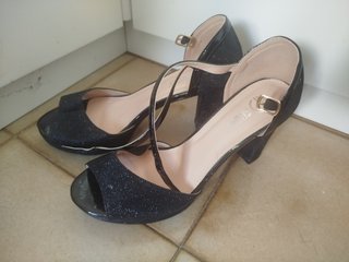 Zapatos de tacón negros brillantes
