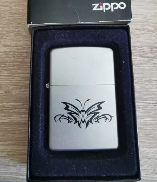 Zippo Cromo Satinato Farfalla Tribal Nera 2007