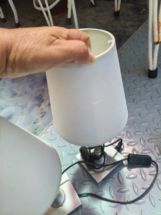 2 Lámparas de Mesita Blancas Están en buen estado