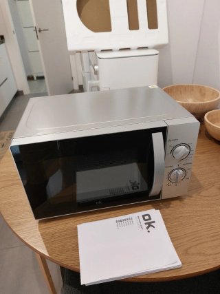 Horno Microondas plateado de 20 litros con grill