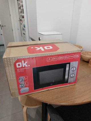 Horno Microondas plateado de 20 litros con grill