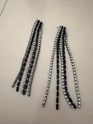 Pendientes largos plateados y negros