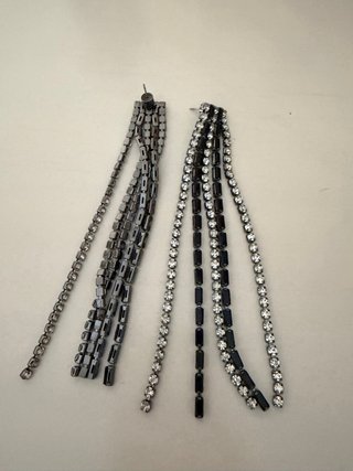 Pendientes largos plateados y negros