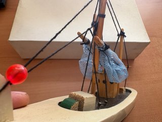 Barco de madera decorativo antiguo hecho a mano