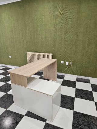Scrivania con cassetti e scaffale