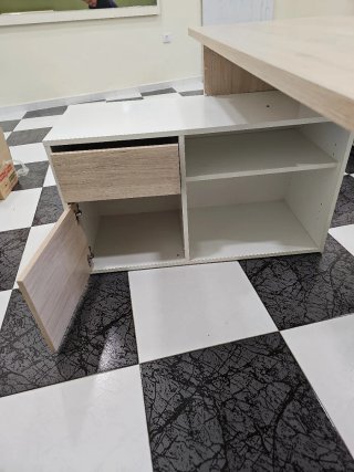 Scrivania con cassetti e scaffale